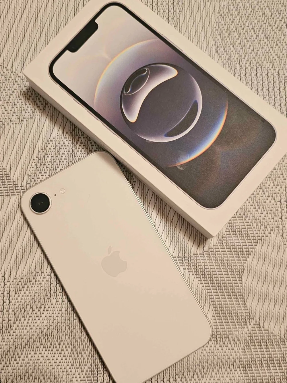 Apple iPhone 16 E Series w/White Case UNLOCKED